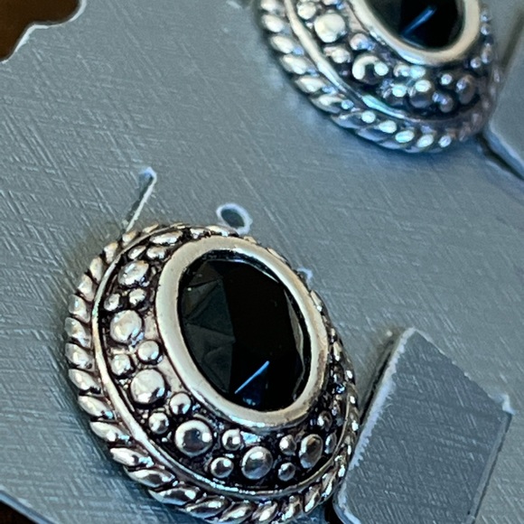 Black and silver studs - Picture 5 of 11